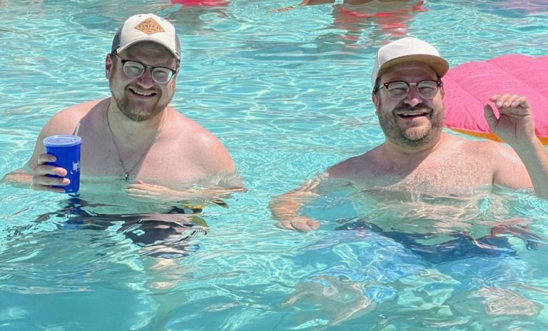 Las Vegas Tourist Finds Lookalike at Flamingo Pool, Photo Goes Viral – uBetMobile.com