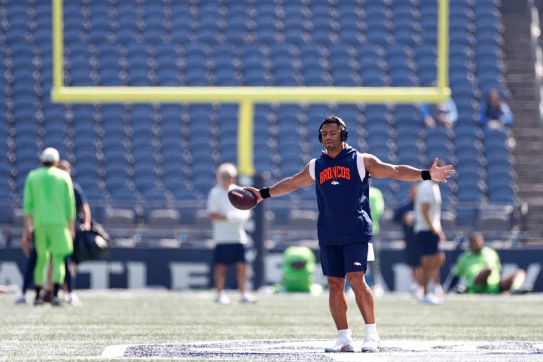 Russell Wilson Keeps Yelling At Broncos Teammates Like Pee Wee Coach – uBetMobile.com