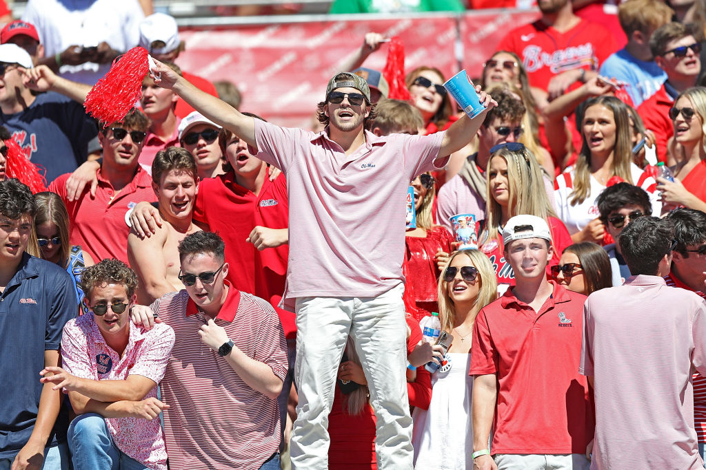 , Savage Kansas Point out DB Shoots His Shot At TTU Cheerleader Mid-Sport – uBetMobile.com