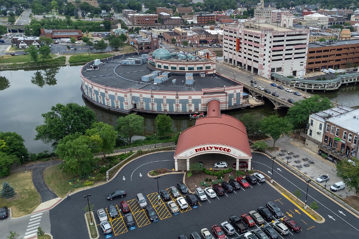 , Penn Entertainment Bringing Hollywood Riverboats Ashore in Illinois &#8211; uBetMobile.com