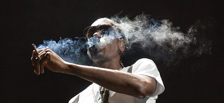 Snoop Dogg’s Blunt-Roller Reveals Amount Of Weed He Smokes Per Day – uBetMobile.com