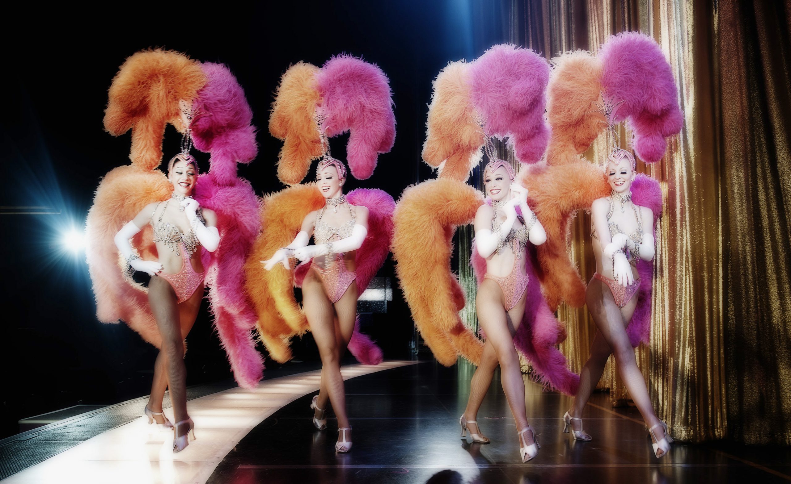 , VEGAS MYTHS BUSTED: Showgirls Still Dance on the Strip &#8211; uBetMobile.com