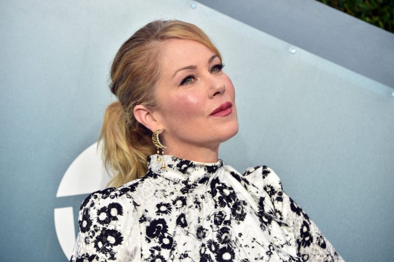 Christina Applegate Has Gained 40 Pounds, Can’t Walk Without Cane Since MS Diagnosis – uBetMobile.com