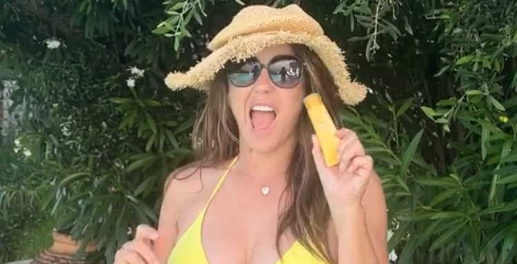 , Elizabeth Hurley Is Back In A Bikini, Lambeau Field Monster Dog &#038; A Beautiful John Daly Tribute Wall – Mobile Betting Online &#8211; uBetMobile.com