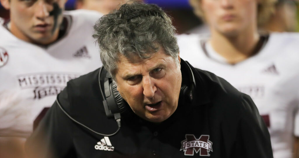 , Mike Leach Folds Up Sideline Chairs Mid-Game As Punishment For WRs &#8211; uBetMobile.com