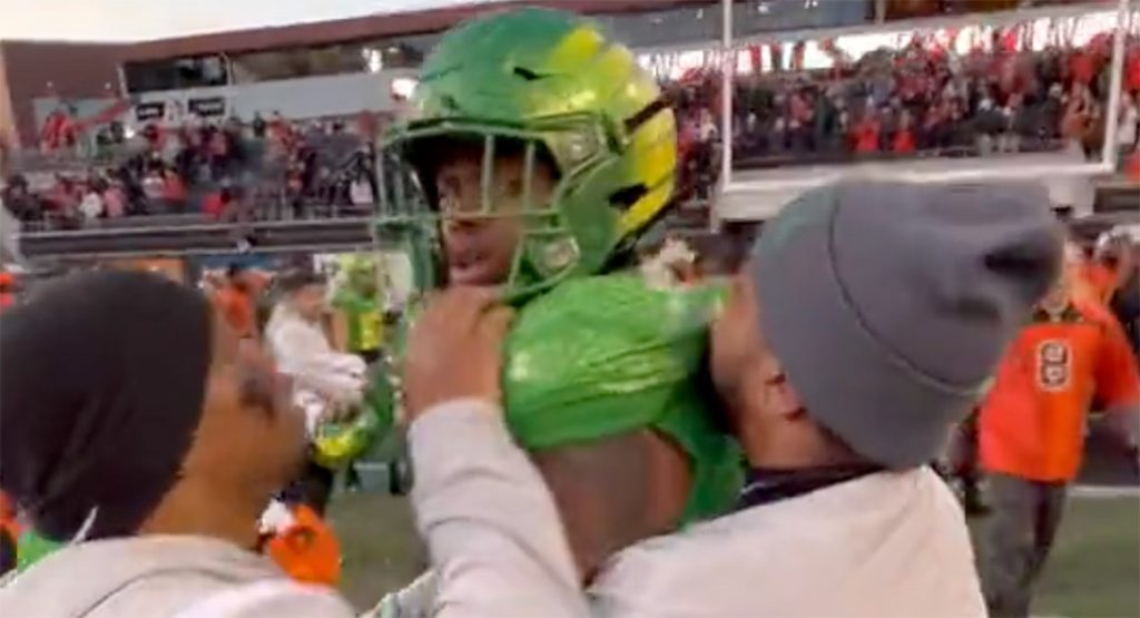 , Oregon Melts Down In Epic Fashion To Oregon State, Which Completed 6 Passes All Game – Mobile Betting Online – uBetMobile.com