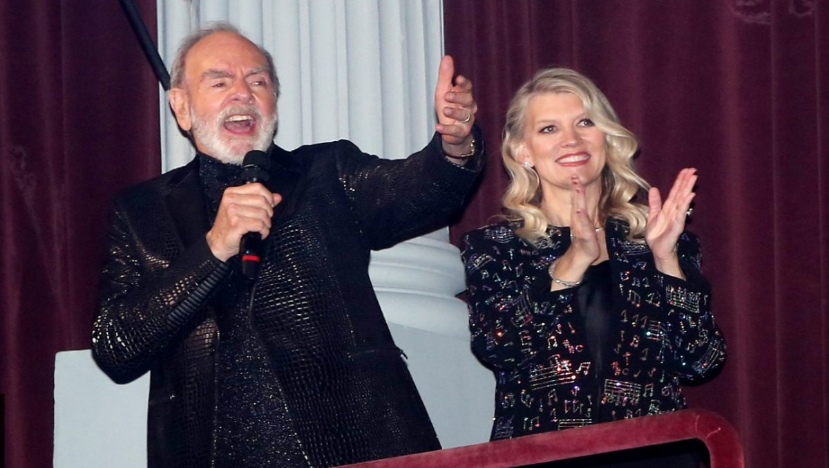 , Neil Diamond &#8216;Touching Hands&#8217; While Battling Parkinson&#8217;s Disease – Mobile Betting Online &#8211; uBetMobile.com