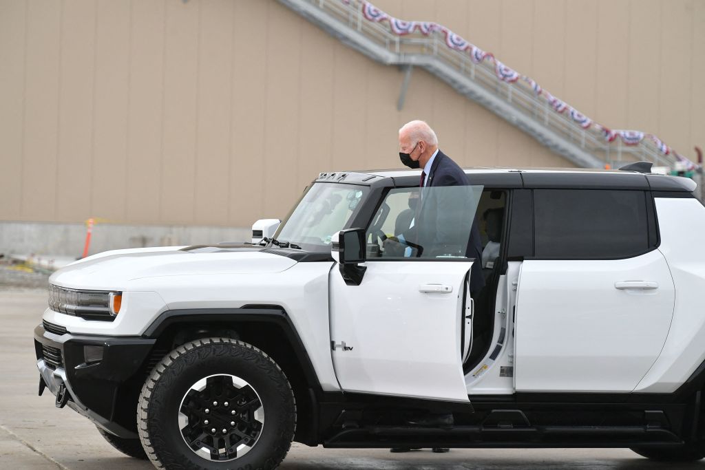 , Biden Tweets About EV Tax Credits In Car That&#8217;s Inelligble For One &#8211; uBetMobile.com