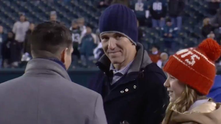 Eagles Fans Mercilessly Boo Eli Manning After ‘Double Birds’ Welcome – uBetMobile.com